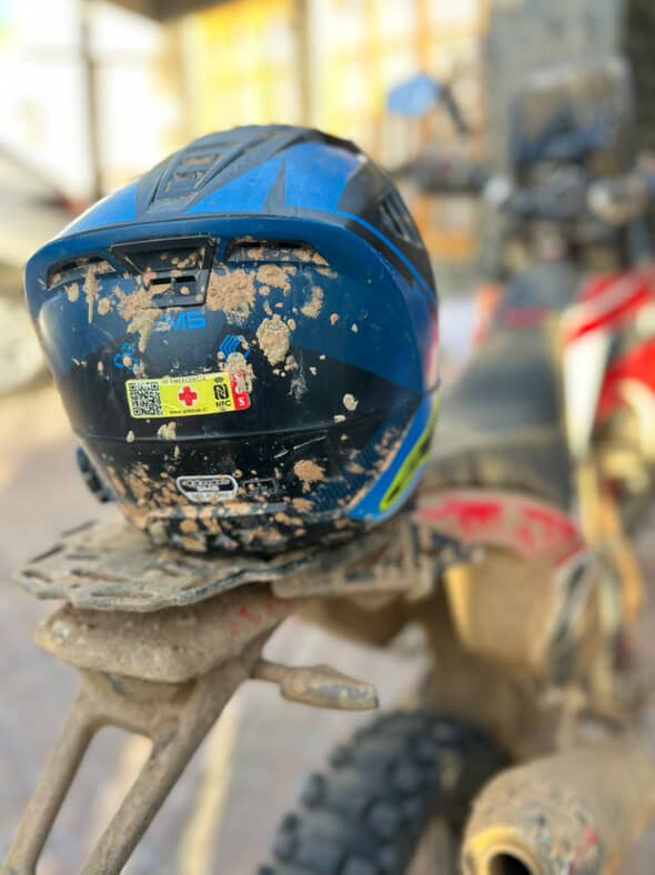 QRescueID en casco resistente al barro